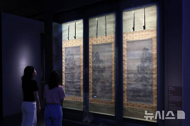 [서울=뉴시스] 박진희 기자 = 국립중앙박물관은 용산 개관 20주년을 맞아 특별전 '새 나라 새 미술: 조선 전기 미술 대전' 언론공개회를 9일 서울 용산구 국립중앙박물관 특별전시실에서 갖고 '산수도'를 선보이고 있다. 이번 전시는 조선이라는 새로운 나라의 시작과 함께 꽃핀 15~16세기 당시 미술을 대표하는 691건(도자, 서화, 불교미술 등) 작품의 정수를 한 자리에 모은 대규모 기획이다. 2025.06.09. pak7130@newsis.com