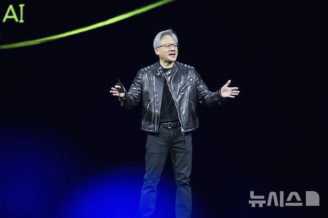[새너제이=AP/뉴시스] 젠슨 황 엔비디아 최고경영자(CEO)가 18일(현지 시간) 미 캘리포니아주 새너제이 SAP 센터에서 열린 연례 개발자 회의 GTC 2025에서 기조연설하고 있다. 2025.03.19.