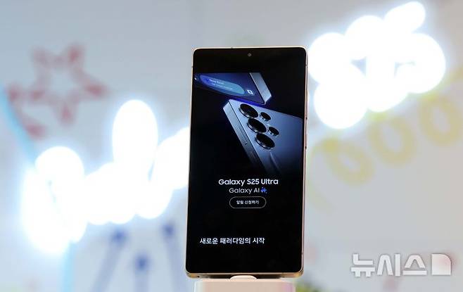 [서울=뉴시스] 고범준 기자 = 23일 오후 서울 마포구 KT플라자 홍대애드샵플러스점에 삼성전자 갤럭시 S25 제품이 놓여 있다. 삼성전자 '갤럭시 S25 시리즈' 사전 판매는 오는 24일부터 2월 3일까지 진행하며 기본형과 플러스, 울트라 총 3개 모델로 내달 7일 국내에 공식 출시된다. 2025.01.23. bjko@newsis.com