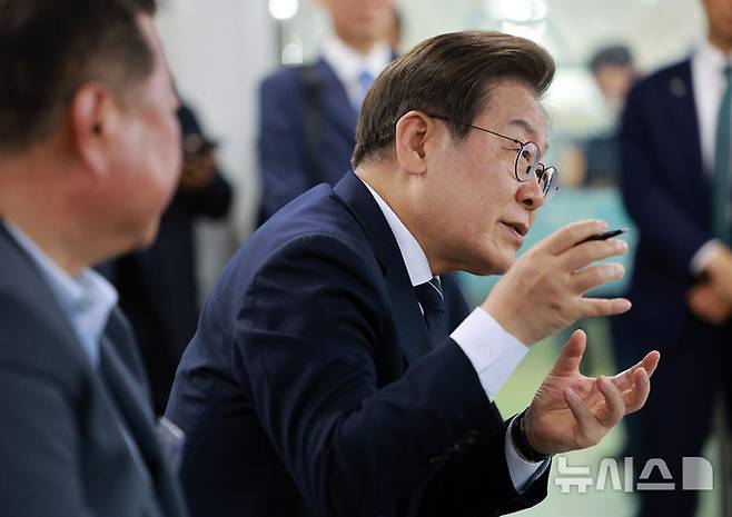 [파주=뉴시스] 고범준 기자 = 이재명 대통령이 13일 경기도 파주시 장단면 행정복지센터에서 열린 주민 간담회에서 발언하고 있다. 2025.06.13. bjko@newsis.com