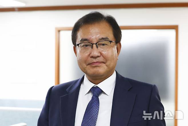 [서울=뉴시스] 김근수 기자 = '채상병 특검'으로 임명된 이명현 특별검사가 수사 준비를 이어가고 있다. 그는 박정훈 대령(전 해병대 수사단장)의 변호인인 김정민 변호사가 특검 참여를 고사했다고 밝혔다. 사진은 순직 해병 수사 방해 의혹 사건을 수사할 이명현 특별검사가 13일 서울 서초동 사무실을 나서고 있는 모습. 2025.06.13. ks@newsis.com