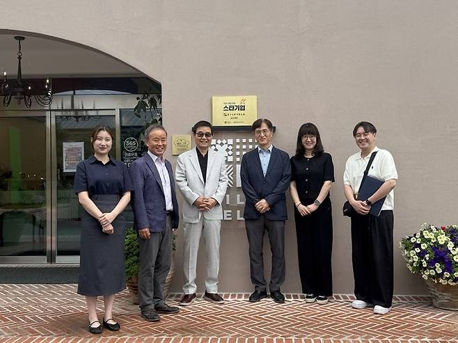 [진주=뉴시스]진주시 문산읍 소재 '실크테라' 경남관광 스타기업 현판식.(사진=실크테라 제공).2025.06.14.photo@newsis.com *재판매 및 DB 금지