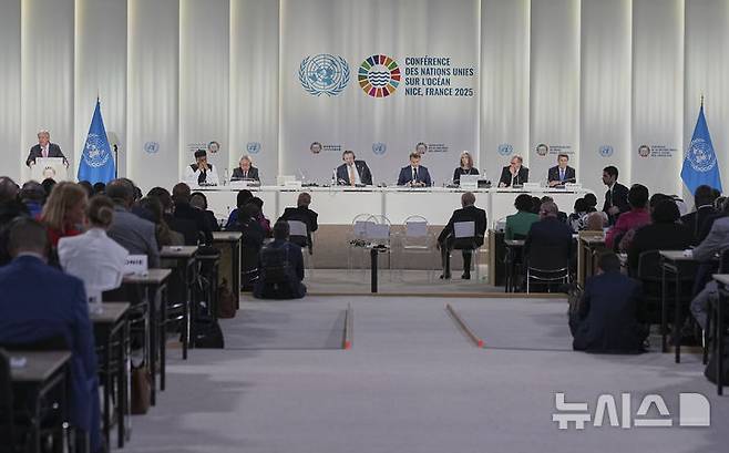 [니스=AP/뉴시스] 지난 9일(현지 시간) 프랑스 남부 해안 도시 니스에서 제3차 유엔 해양총회(UNOC) 개회식이 열리고 있다. 13일 폐막한 이번 총회에서 미국은 불참한 반면 중국은 적극 지원하며 영향력 확대를 꾀했다. 2025.06.14.