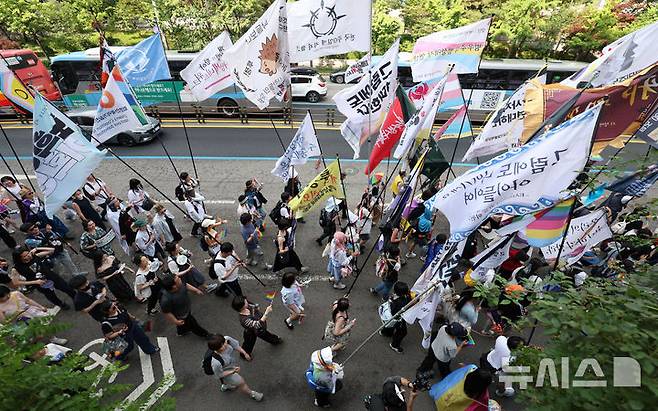 [서울=뉴시스] 김선웅 기자 = 14일 서울 중구 을지로 일대에서 열린 제26회 서울퀴어문화축제 참가자들이 퀴어퍼레이드를 하고 있다. 2025.06.14. mangusta@newsis.com
