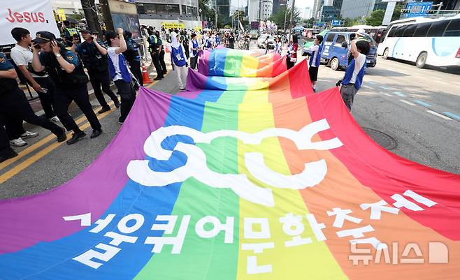 [서울=뉴시스] 김선웅 기자 = 14일 서울 중구 을지로 일대에서 열린 제26회 서울퀴어문화축제 참가자들이 퀴어퍼레이드를 하고 있다. 2025.06.14. mangusta@newsis.com