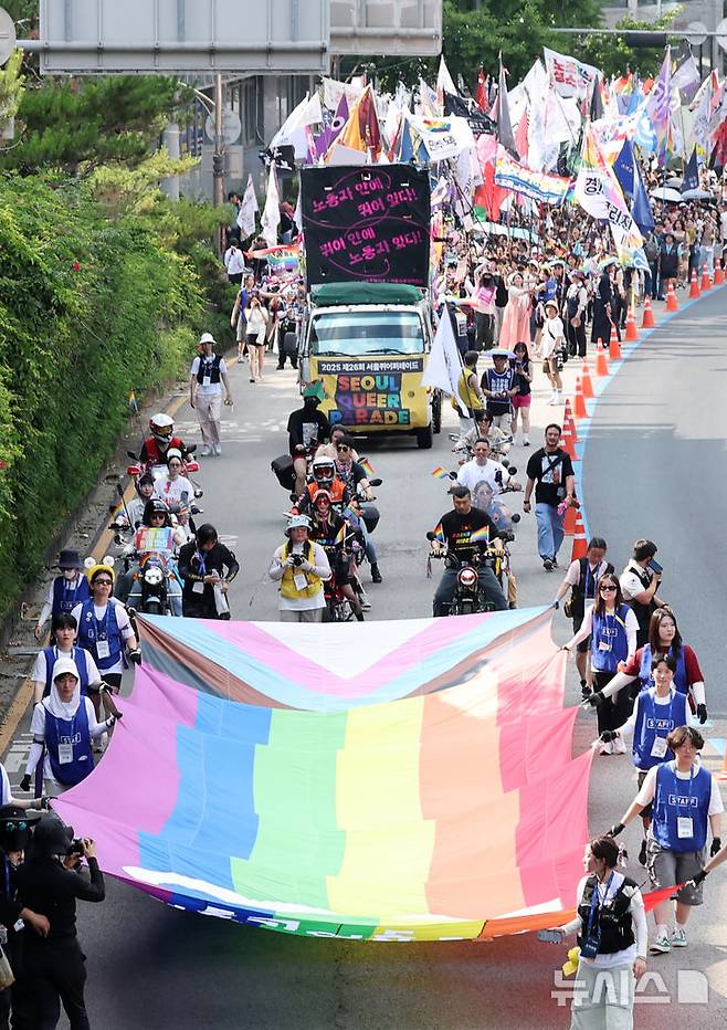 [서울=뉴시스] 김선웅 기자 = 14일 서울 중구 을지로 일대에서 열린 제26회 서울퀴어문화축제 참가자들이 퀴어퍼레이드를 하고 있다. (공동취재) 2025.06.14. photo@newsis.com