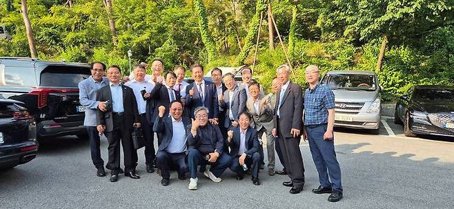 정청래 더불어민주당 의원이 14일 이재명 대통령 장남 동호 씨 결혼식에서 이 대통령의 '오리엔트 공장 친구들'과 사진 촬영을 함께 했다고 밝혔다. [사진 출처=정 의원 페이스북] *재판매 및 DB 금지