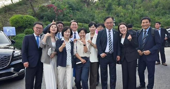 이재명 대통령 장남 동호 씨 결혼식에 참석한 더불어민주당 인사들이 14일 기념 촬영을 하고 있다. [사진 출처=강민구 민주당 전 최고위원 페이스북] *재판매 및 DB 금지