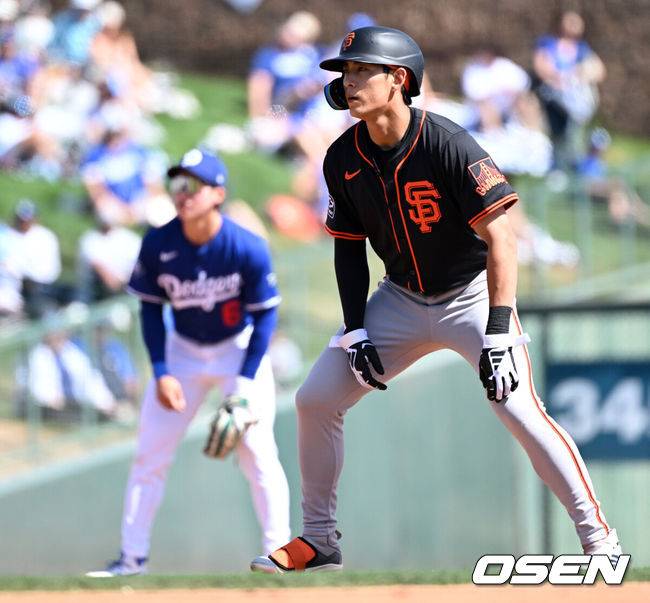 [OSEN=글렌데일(미국), 이대선 기자] '코리안 데이'였다.&nbsp;이정후(샌프란시스코 자이언츠)와 김혜성(LA 다저스)이 맞대결에서 나란히 맹활약했다. &nbsp;LA 다저스와 샌프란시스코 자이언츠는 2일(이하 한국시간) 미국 애리조나주 글렌데일의 캐멀백 랜치에서 2025 메이저리그 시범경기를 치렀다.&nbsp;이날 김혜성은 8번 유격수로,&nbsp;이정후는 3번 중견수로 각각 선발 출장했다. 이정후가 총알 2루타로 선제 타점을 올리자, 7푼 타율로 마음고생을 하던 김혜성은 시범경기 첫 홈런포를 터뜨렸다.1회초 1사 3루에서 샌프란시스코 자이언츠 이정후가 우전 적시 2루타를 치고 주루 플레이를 펼치고 있다. 2025.03.02 / sunday@osen.co.kr