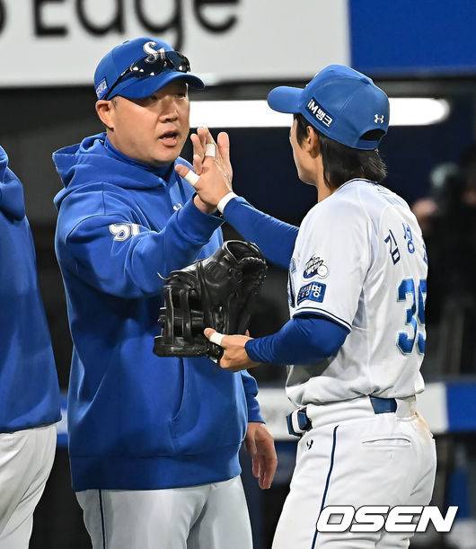 [OSEN=대구, 이석우 기자] 24일 대구삼성라이온즈파크에서 2025 신한 SOL 뱅크 KBO 리그 삼성 라이온즈와 KIA 타이거즈의 경기가 열렸다. 홈팀 삼성은 이승현이, 방문팀 KIA는 김도현이 선발 출전했다. 삼성 라이온즈 박진만 감독이 KIA 타이거즈에 8-4로 승리한 후 김성윤과 하이파이브를 하고 있다. 2025.05.24 / foto0307@osen.co.kr