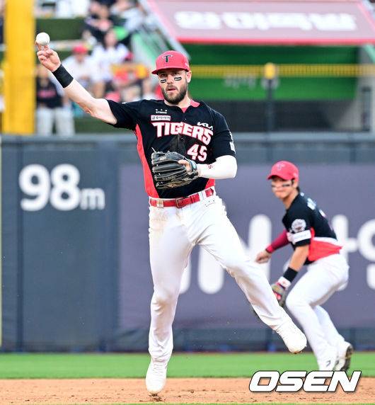 [OSEN=수원, 최규한 기자] 1일 수원 KT위즈파크에서 ‘2025 신한 SOL Bank KBO리그’ KT 위즈와 KIA 타이거즈의 경기가 열렸다.홈팀 KT는 조이현, 방문팀 KIA는 애덤 올러를 선발로 내세웠다.5회말 2사 주자없는 상황 KT 김상수의 땅볼 타구를 잡은 KIA 3루수 위즈덤이 1루로 송구하고 있다. 2025.06.01 / dreamer@osen.co.kr