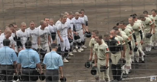 오른쪽이 사쿠신 학원 야구팀. 이 장면은 기사 내 특정 사실과 관계가 없음을 밝힌다. 유튜브 채널 Playベースボールチャンネル