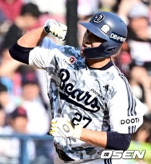 [OSEN=잠실, 지형준 기자] 6일 오후 서울 잠실구장에서 ‘2025 신한 SOL Bank KBO리그’ 두산 베어스와 롯데 자이언츠의 경기가 열렸다.이날 두산은 잭로그, 롯데는 나균안을 선발로 내세웠다.2회말 1사에서 두산 김대한이 좌월 솔로포를 날리며 기뻐하고 있다. 2025.06.06 /jpnews@osen.co.kr