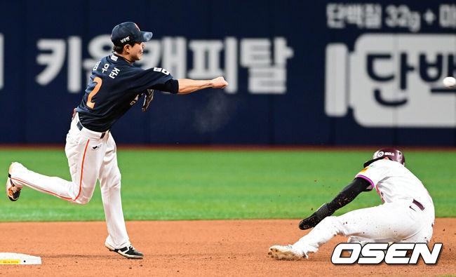 [OSEN=고척, 조은정 기자]9일 오후 서울 고척스카이돔에서 2025 신한 SOL Bank KBO리그 키움 히어로즈와 한화 이글스의 경기가 열린다.이날 홈팀 키움은 하영민을 원정팀 한화는 엄상백을 선발 투수로 내세웠다.5회말 무사 1루 한화 유격수 심우준이 키움 김태진의 병살타에 더블플레이 수비를 연결하고 있다. 2025.05.09 /cej@osen.co.kr