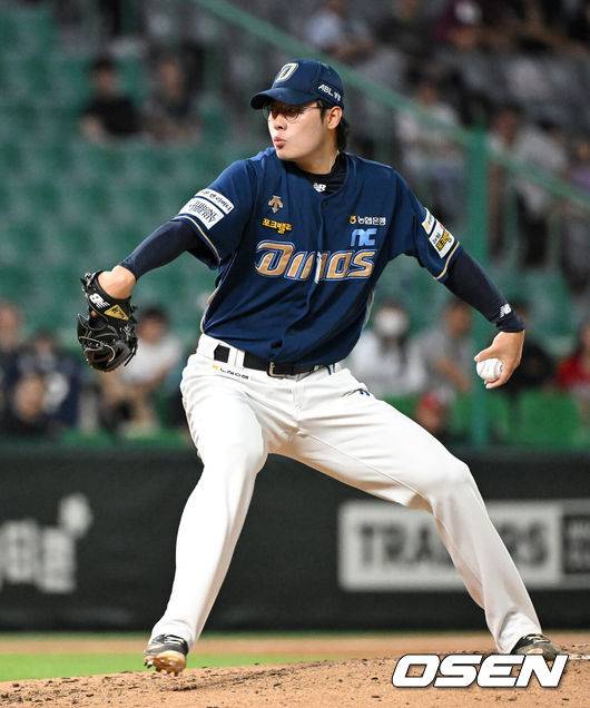 [OSEN=인천, 이대선 기자] 21일 오후 인천 SSG랜더스필드에서 ‘2024 신한 SOL Bank KBO리그’ SSG 랜더스와 NC 다이노스의 경기가 열렸다.SSG는 시라카와, NC는 하트를 선발로 내세웠다.8회말 NC 김영규가 역투하고 있다. 2024.06.21 /sunday@osen.co.kr