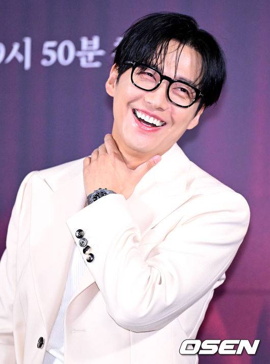 [OSEN=최규한 기자] 10일 오후 서울 용산 CGV에서 SBS 새 금토드라마 ‘우리영화’ 제작발표회가 열렸다.드라마 ‘우리영화’는 다음이 없는 영화감독 이제하(남궁민 분)와 오늘이 마지막인 배우 이다음(전여빈 분)의 내일로 미룰 수 없는 사랑 이야기를 그린다.배우 남궁민이 포토타임을 하고 있다. 2026.06.10 / dreamer@osen.co.kr