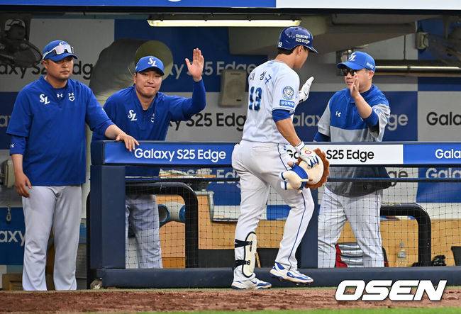 [OSEN=대구, 이석우 기자] 14일 대구삼성라이온즈파크에서 2025 신한 SOL 뱅크 KBO 리그 삼성 라이온즈와 KT 위즈의 경기가 열렸다. 홈팀 삼성은 후라도가, 방문팀 KT는 쿠에바스가 선발 출전했다. 삼성 라이온즈 이성규가 8회말 무사 우중월 솔로 홈런을 치고 박진만 감독과 하이파이브를 하고 있다. 2025.06.14 / foto0307@osen.co.kr