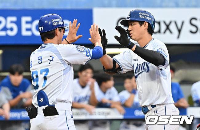 [OSEN=대구, 이석우 기자] 14일 대구삼성라이온즈파크에서 2025 신한 SOL 뱅크 KBO 리그 삼성 라이온즈와 KT 위즈의 경기가 열렸다. 홈팀 삼성은 후라도가, 방문팀 KT는 쿠에바스가 선발 출전했다. 삼성 라이온즈 구자욱이 8회말 무사 1루 좌월 2점 홈런을 치고 하이파이브를 하고 있다. 2025.06.14 / foto0307@osen.co.kr