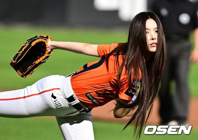 [OSEN=대전, 지형준 기자] 14일 대전 한화생명볼파크에서 2025 신한 SOL Bank KBO리그 한화 이글스와 LG 트윈스의 경기가 열렸다.LG가 40승 26패 1무(승률 .606)로 1위, 한화는 40승 27패(승률 .597)로 2위다. 0.5경기 차이다. 경기 결과에 따라 1위가 바뀔 수도 있다.&nbsp;이날 한화는 폰세, LG는 임찬규를 선발로 내세웠다.경기에 앞서 아일릿 윤아가 시구를 하고 있다. 2025.06.14 /jpnews@osen.co.kr