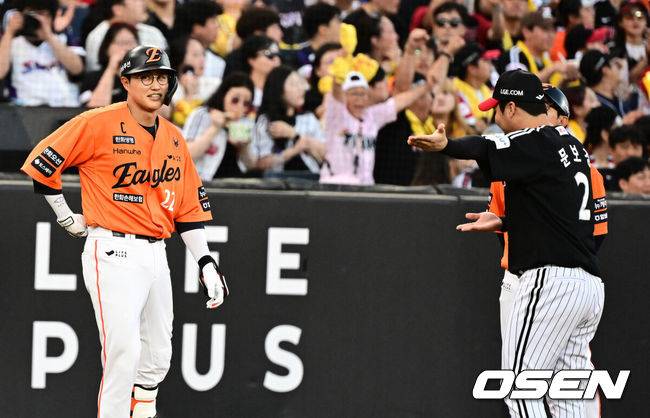 [OSEN=대전, 지형준 기자] 14일 대전 한화생명볼파크에서 2025 신한 SOL Bank KBO리그 한화 이글스와 LG 트윈스의 경기가 열렸다.LG가 40승 26패 1무(승률 .606)로 1위, 한화는 40승 27패(승률 .597)로 2위다. 0.5경기 차이다. 경기 결과에 따라 1위가 바뀔 수도 있다.&nbsp;이날 한화는 폰세, LG는 임찬규를 선발로 내세웠다.7회말 무사에서 한화 채은성의 타구가 비디오 판독 끝에 파울로 선언되자 채은성과 LG 문보경의 희비가 엇갈리고 있다. 2025.06.14 /jpnews@osen.co.kr