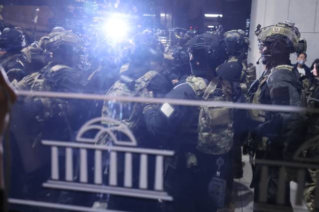 ▲윤석열 전 대통령의 12.3 비상계엄 선포 후 국회 본관에 계엄군이 진입 준비를 하는 모습. ⓒ연합뉴스