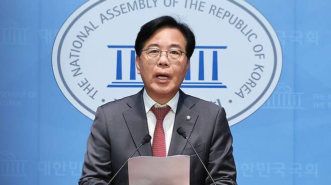 국민의힘 송언석 의원이 12일 서울 여의도 국회 소통관에서 원내대표 출마 선언을 하고 있다.