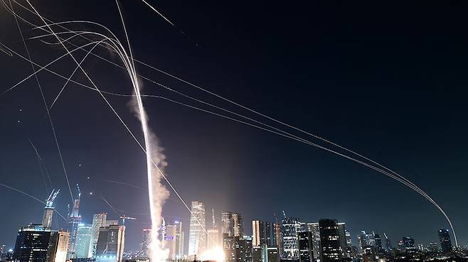 이스라엘 텔아비브 상공에서 가동된 아이언돔