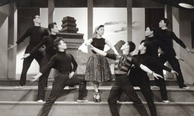 ‘나 혼자만이’의 스틸컷. 할리우드 뮤지컬 영화의 한 장면을 보는 듯한 연출이 눈에 띈다. 그러나 한편으로는 파시스트적 선동극의 형태와도 유사하다.