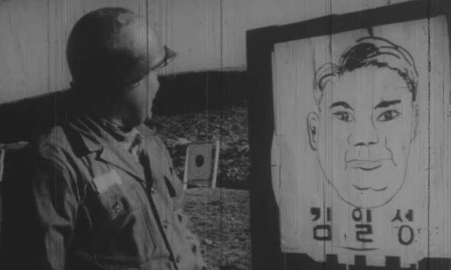 영화 ‘논산훈련소 가다’의 한 장면. 사격에 자신 없었던 뚱뚱이는 김일성을 표적으로 삼아 총을 조준하고 명중시킨다.