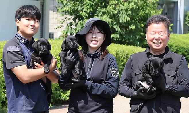 2025년 4월에 출생한 유견을 보살피는 김동영 사양관리사, 신단비 사양관리사, 박종만 위생실장(왼쪽부터)가 기념 촬영을 하며 웃고 있다.