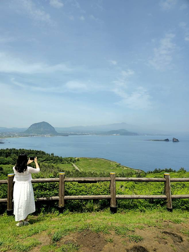 송악산 정상 풍경. 왼쪽부터 산방산, 한라산, 군산오름, 형제섬.