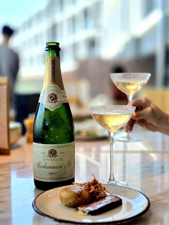 &nbsp; 아일랜드 키친 제주 브런치 로얄 무제한 샴페인과 스테이크.