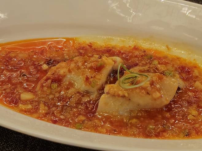 용푸 두반소스를 곁들인 참조기 찜.