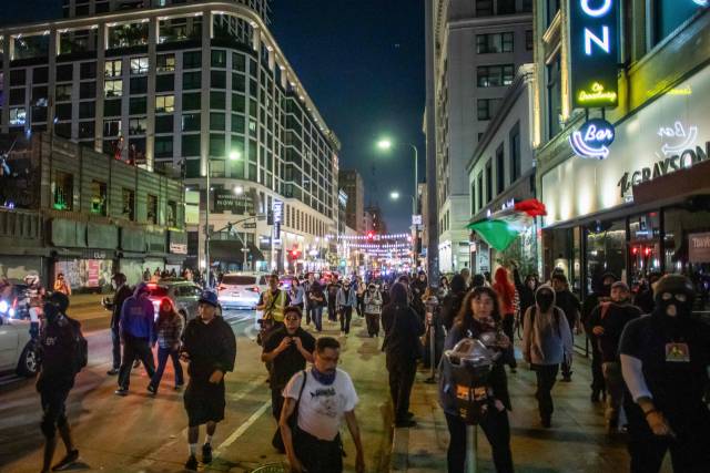 10일(현지시간) 통행금지에도 불구하고 로스엔젤레스 도심에서 시위대가 무리를 지어 걷고 있다. AFP연합뉴스