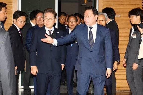 5월 8일 이재명 당시 더불어민주당 대선후보가 서울 중구 대한상공회의소에서 열린 대선후보 초청 경제5단체장 간담회에 참석해 최태원 대한상의 회장의 안내를 받고 있다. 뉴스1