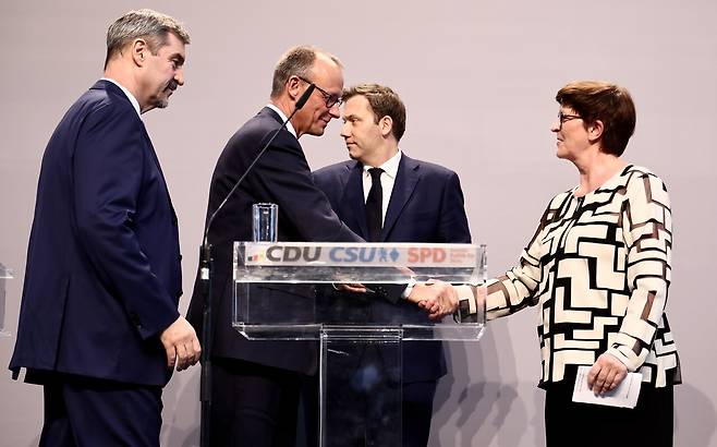 4월9일 사민당 지도부와 연정 합의 후 악수를 나누는 메르츠 당시 기민당 대표(왼쪽에서 두 번째). ⓒEPA