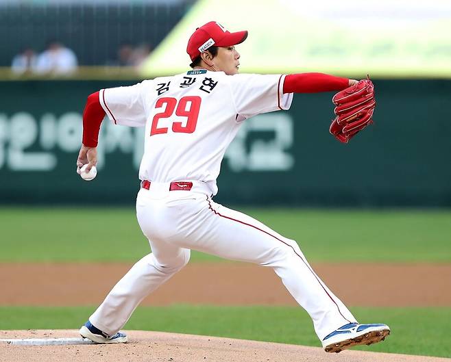 ▲ 김광현은 2년 연장 계약으로 심리적으로 조금 더 안정적인 여건에서 200승을 향해 달릴 수 있게 됐다 ⓒSSG랜더스