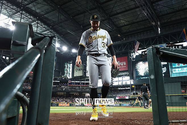 ▲ 15경기에서 1점대 평균자책점을 기록하고도 승리보다 패전이 더 많아 고개를 숙이고 있는 폴 스킨스