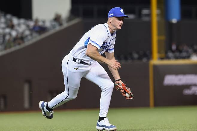 5회 실점 장면에서 1루로 향하는 뷰캐넌의 모습. /사진=푸방 가디언스 SNS