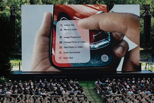 애플이 연례발표 행사에서 새로운 운영체제 디자인을 선보였다.[사진 | 뉴시스]