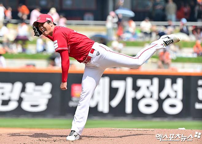 SSG 랜더스 토종 에이스 김광현이 14일 인천 SSG랜더스필드에서 2025 신한 SOL Bank KBO리그 롯데 자이언츠와 팀 간 10차전에 선발투수로 나선다. 추신수의 은퇴식이 열리는 이날 팀 승리를 견인해야 하는 막중한 임무를 안고 있다. 사진 엑스포츠뉴스 DB