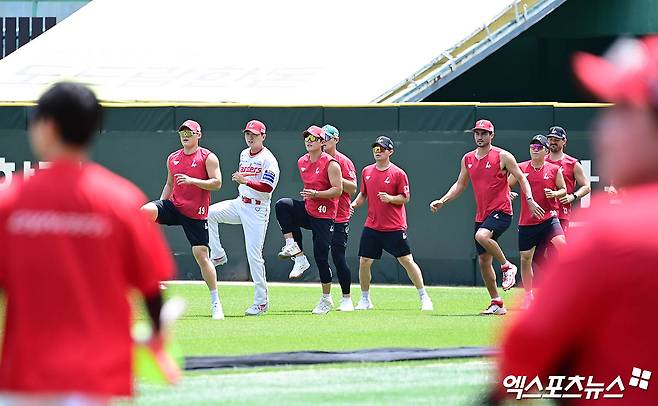 이숭용 감독이 이끄는 SSG 랜더스가 14일 인천 SSG랜더스필드에서 2025 신한 SOL Bank KBO리그 롯데 자이언츠와 팀 간 10차전을 치른다. 경기 종료 후에는 추신수의 은퇴식이 진행된다. 사진 박지영 기자