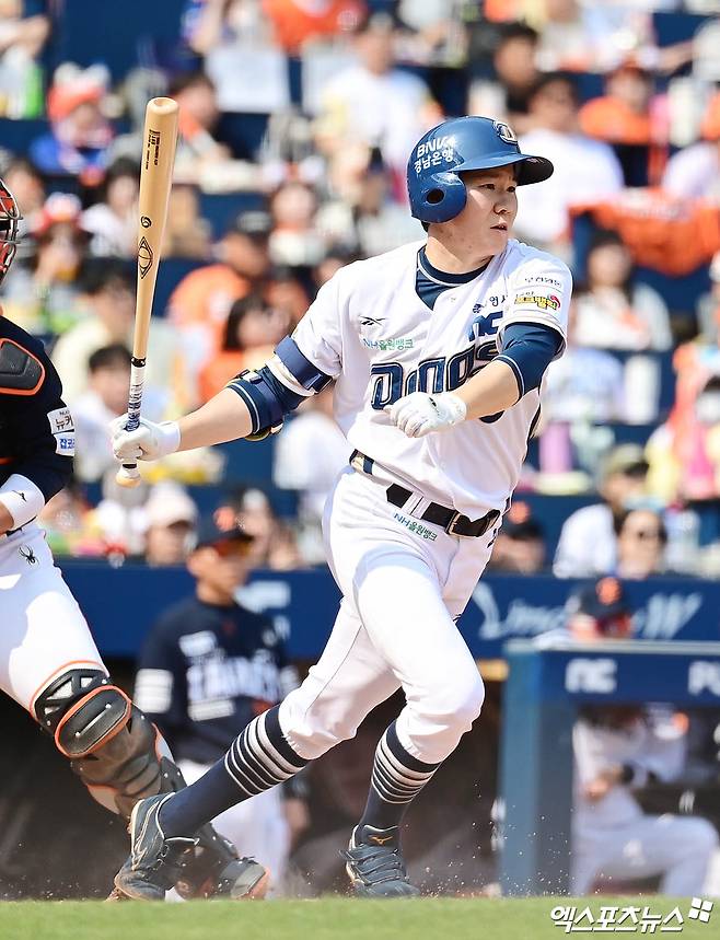 31일 오후 경상남도 창원NC파크에서 열린 '2025 신한 SOL Bank KBO리그' 한화 이글스와 NC 다이노스의 경기, 5회말 무사 1루 NC 박민우가 안타를 때려내고 있다. 엑스포츠뉴스 DB