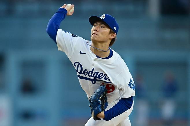 LA 다저스 야마모토 요시노부가 14일 미국 캘리포니아주 로스앤젤레스의 다저스타디움에서 열린 2025 미국프로야구 메이저리그(MLB) 샌프란시스코 자이언츠와의 홈경기에 선발 등판해 4⅔이닝 6피안타(2피홈런) 5사사구 4탈삼진 5실점을 기록했다. AFP 연합뉴스