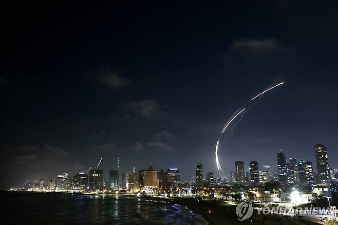 이란이 쏜 미사일의 요격 모습 [로이터 연합뉴스]