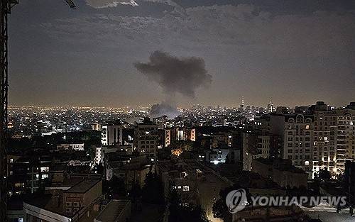 이스라엘 공습에 연기 피어오르는 이란 테헤란 시내 모습. [AFP 연합뉴스 자료사진. 재판매 및 DB 금지]