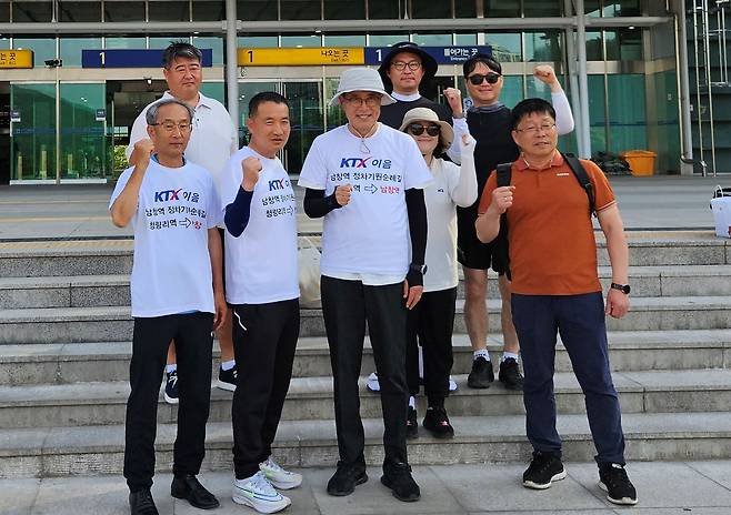 이순걸 울주군수, KTX-이음 남창역 정차유치 기원 순례길 동참 이순걸 울주군수(가운데)가 지난 12일 순례길에 동참하며 온양읍 주민단체 회원 등과 함께 파이팅 하고 있다.[울주군 제공.재판매 및 DB 금지]