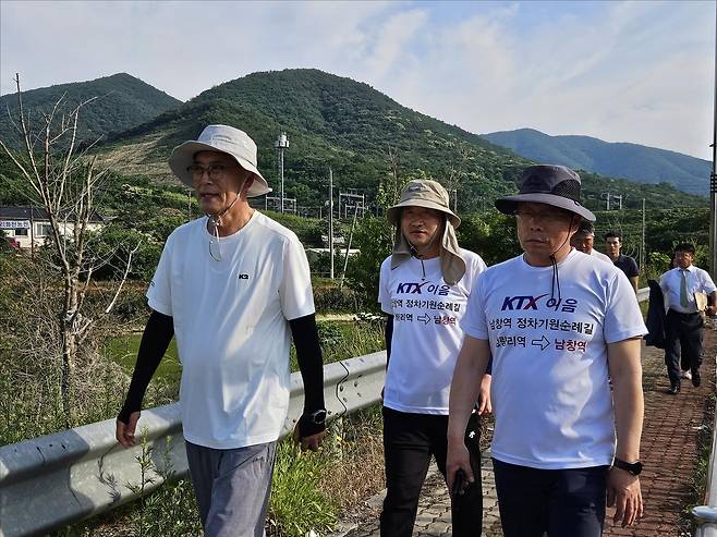 KTX-이음 열차의 남창역 정차 유치 기원 순례길 이순걸 울주군수(왼쪽)가 도보 홍보에 동참해 함께 걷고 있다. [울주군 제공.재판매 및 DB 금지]