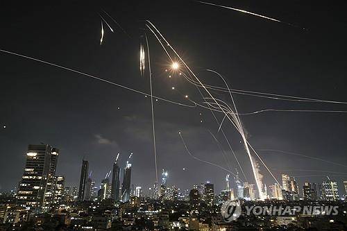 이스라엘 텔아비브 상공의 방공망 아이언돔 가동 [AP 연합뉴스 재판매 및 DB금지]