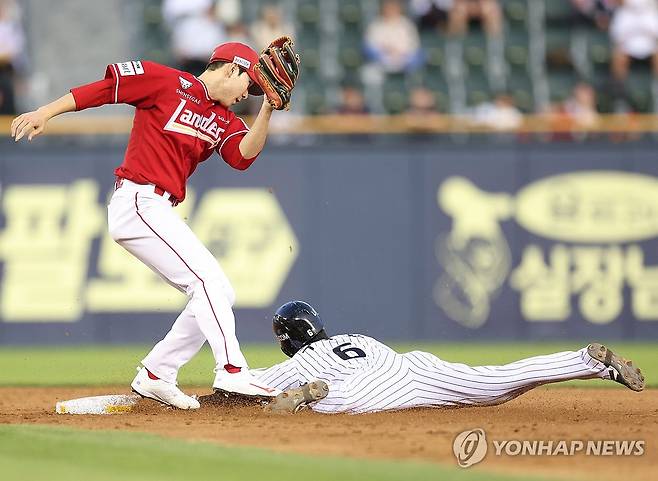 도루 성공하는 구본혁 (서울=연합뉴스) 김도훈 기자 = 11일 서울 잠실야구장에서 열린 프로야구 2025 신한 SOL 뱅크 KBO리그 SSG 랜더스와 LG 트윈스의 경기. 4회말 1사 1루 LG 이영빈 타석 때 구본혁이 도루에 성공하고 있다. SSG 유격수는 박성한. 2025.6.11 superdoo82@yna.co.kr
